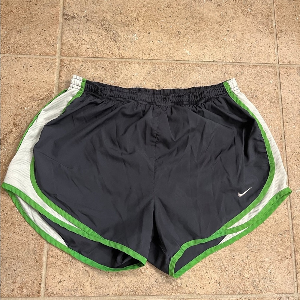 Women’s medium nike tempo shorts